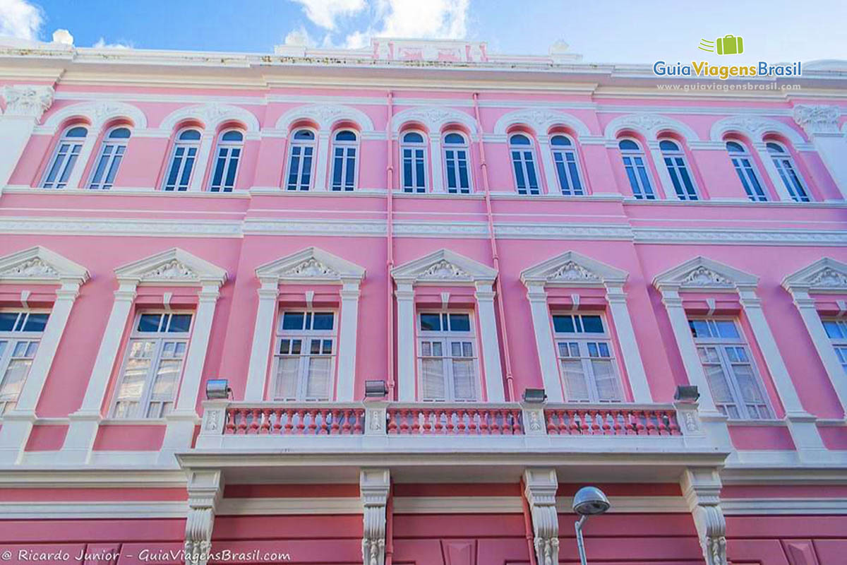 Imagem da fachada de um lindo casarão rosa em Recife, Pernambuco.