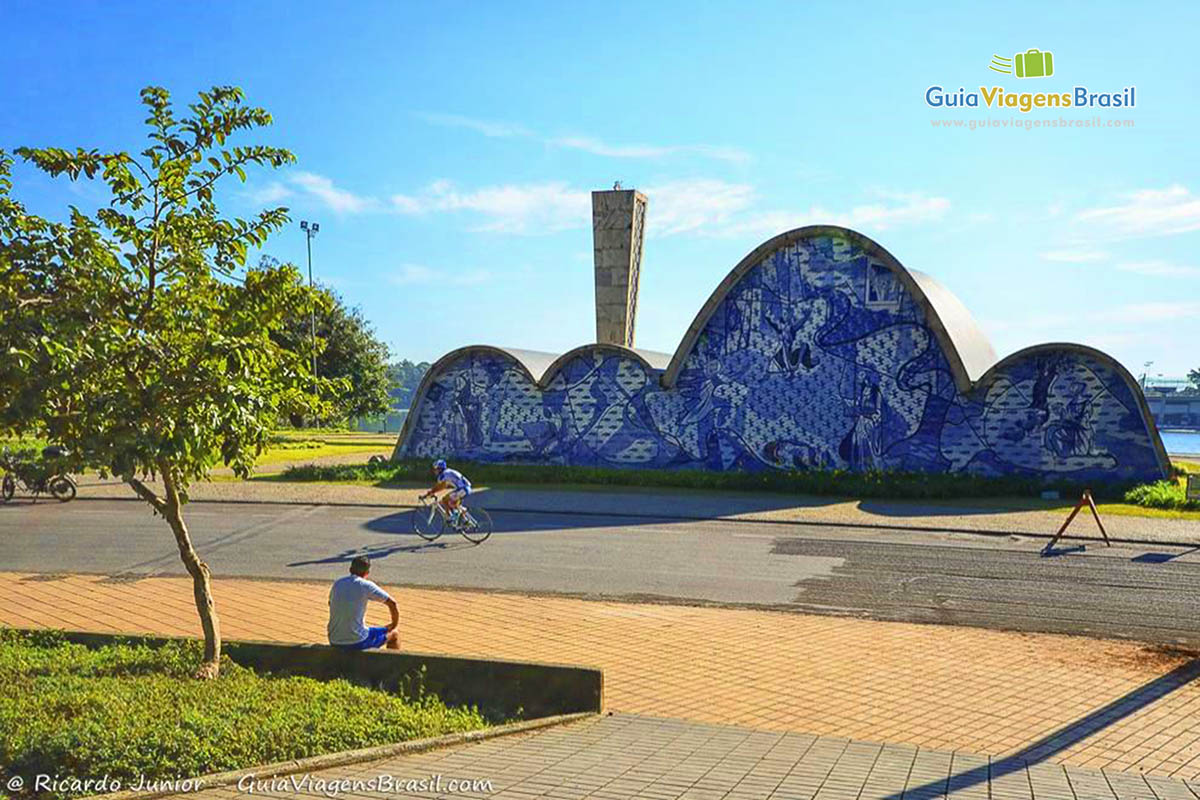 Imagem da parede da igreja criado por Oscar Niemeyer.