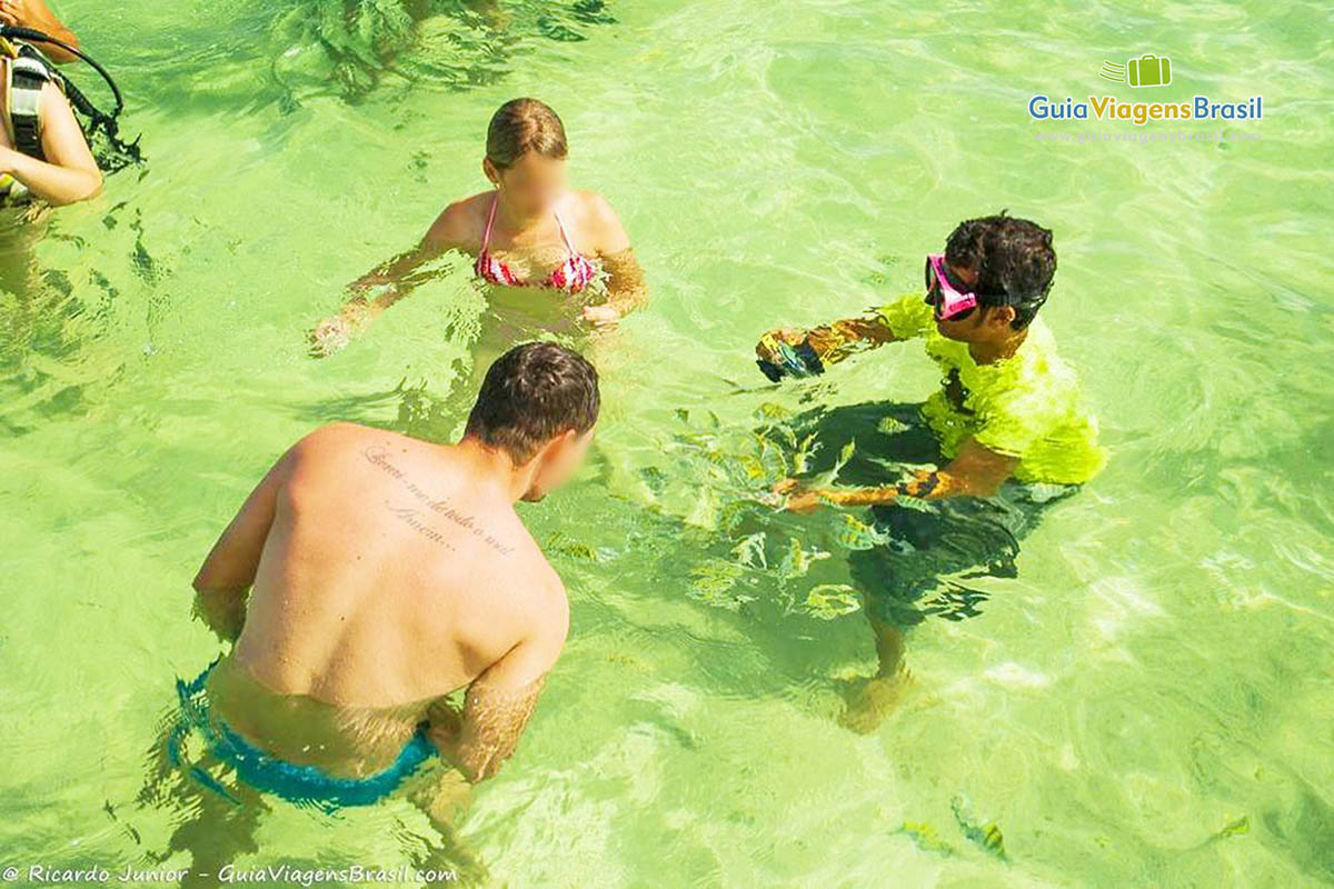 Foto pessoas mergulhando nas piscinas naturais de Paripueira, AL.