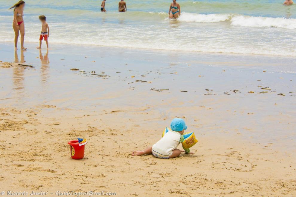 Jogos Dos Meninos Na Praia Com Areia Imagem de Stock - Imagem de