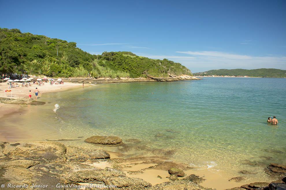 Imagem das águas transparentes da Praia Azeda em Búzios.
