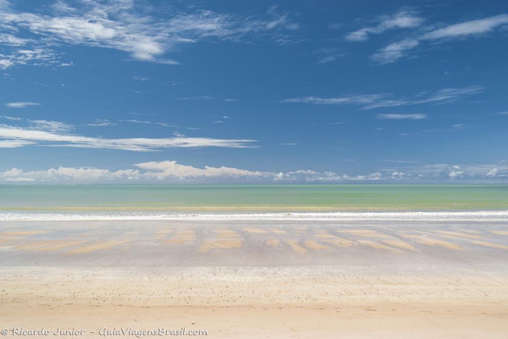 Imagem das águas transparentes da Praia Bessa.