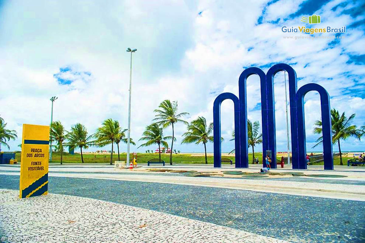 Imagem dos arcos na Praia de Atalaia.