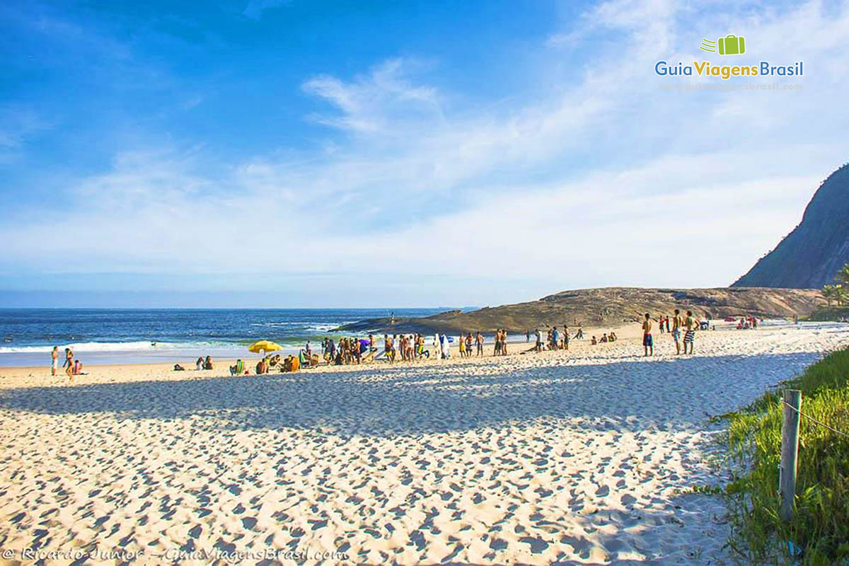 Imagem das areias fofas e brancas da Praia Itacoatiara.