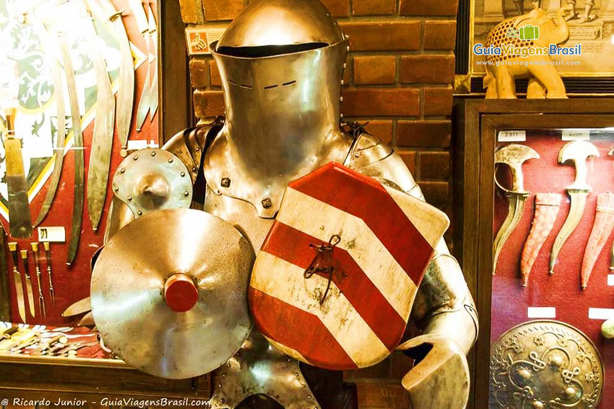 Imagem de armadura exposta no Museu Brennand.