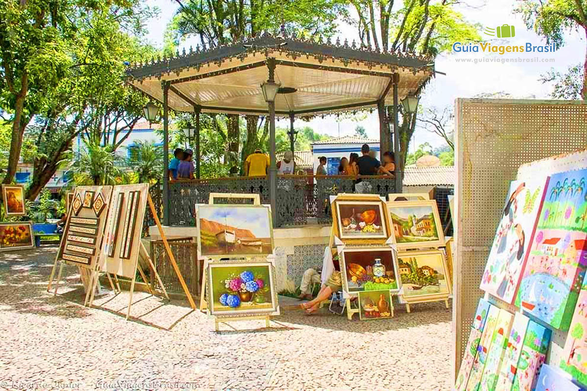 Imagem de quadros exposto em volta do coreto da praça, em Embu das Artes.