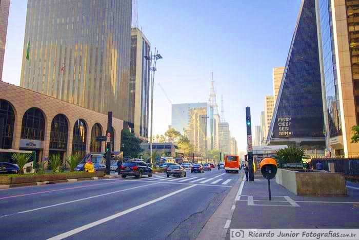 Imagem da Av. Paulista, grande centro de negócios, linda pelos prédios imponentes que possui.