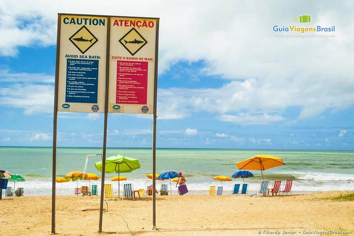 Avisos explicando sobre o risco de ataques de tubarão estão por toda a orla da Praia de Boa Viagem.