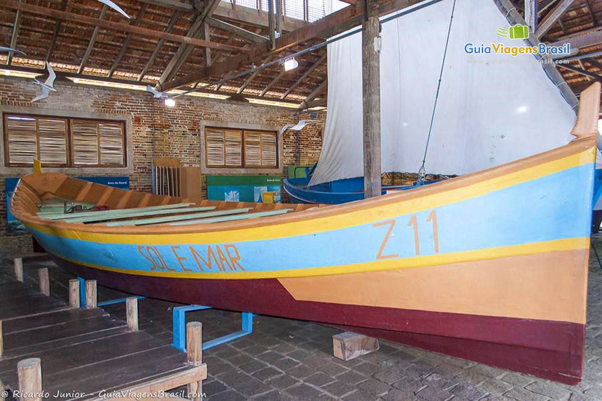 Imagem de um barco de pescador no Museu.