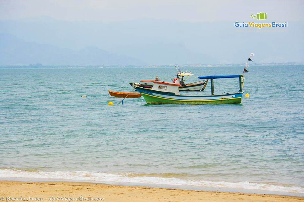 Imagem de barco de pescador  na Praia da Armação em Ilhabela.