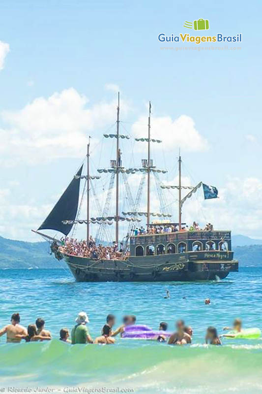 Imagem do barco de pirata passando pelo mar.