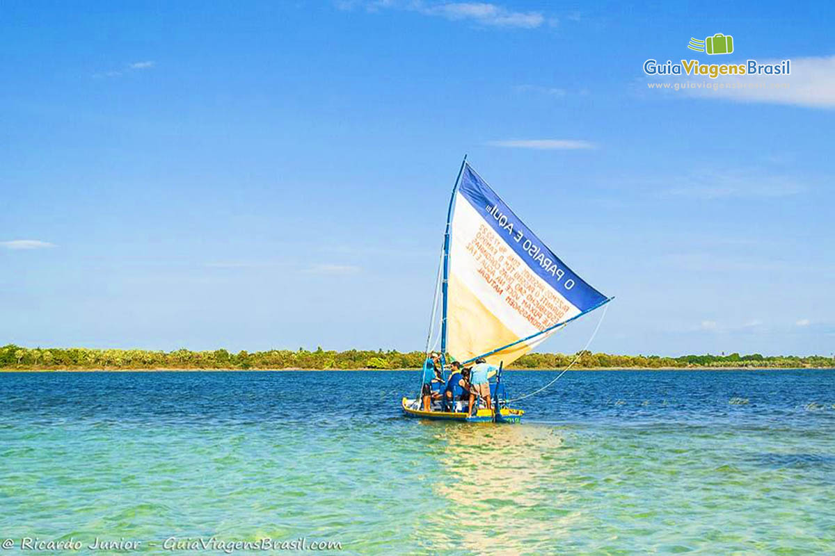 Imagem do barco a vela que leva turistas para passeio pelo Lago do Paraíso.