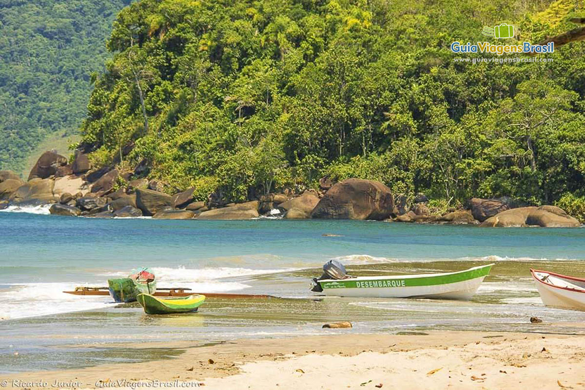 Imagem de barcos na beira da praia em Ilhabela.