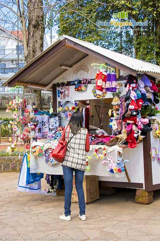 Imagem de barracas que vendem souvenir na praça.