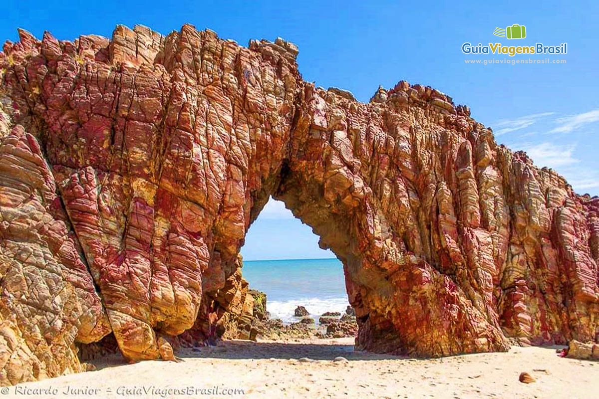 Imagem da bela Pedra Furada e entre as fendas o mar maravilhoso.