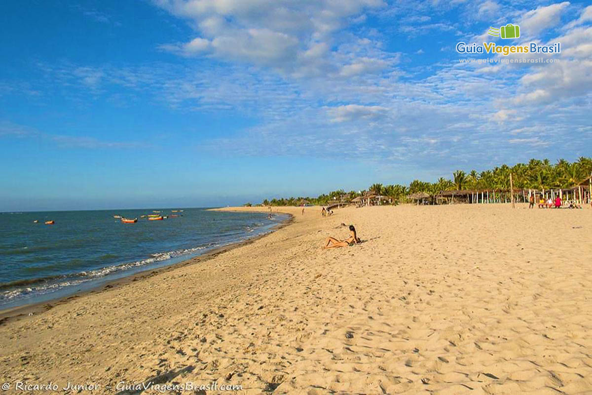 Imagem de turista aproveitando o sol da Praia Barra Grande.