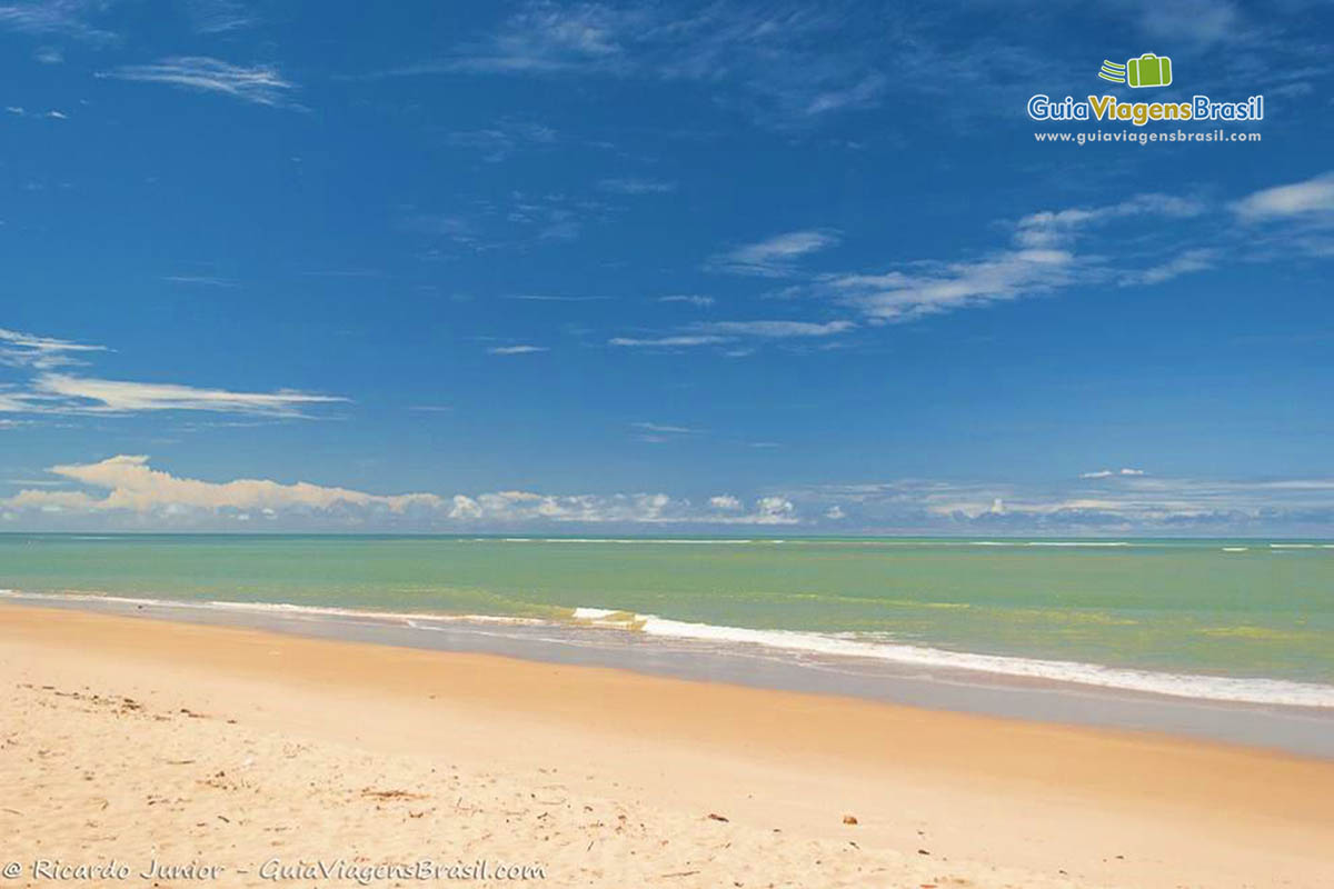 Imagem das águas azuis e cristalinas da Praia Manaíra.