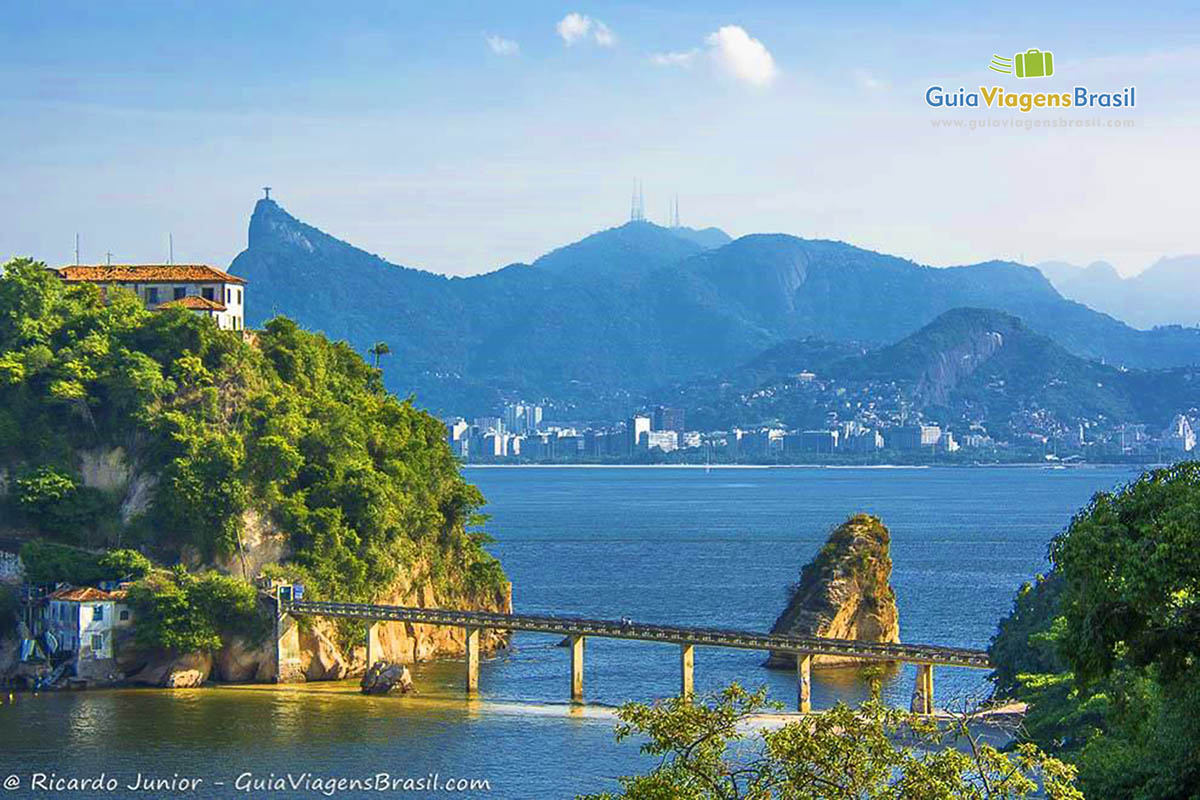 Imagem do Rio de Janeiro, vista do MAC em Niterói.