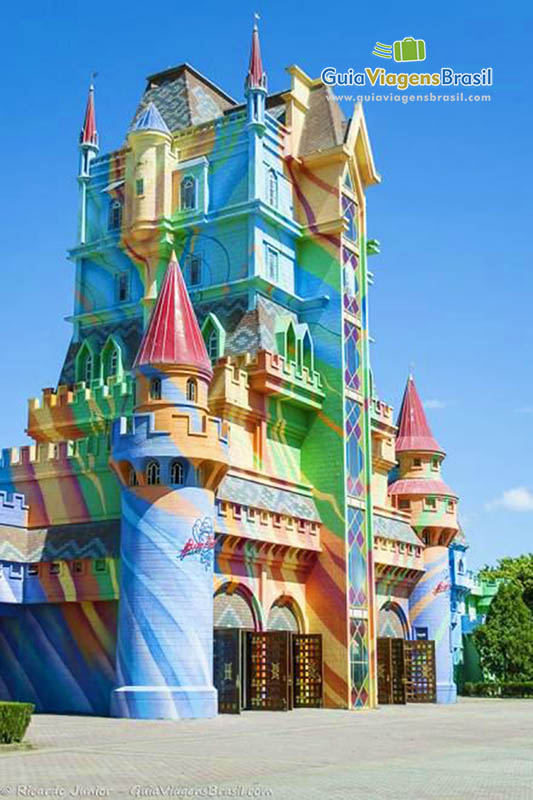 Imagem de castelos coloridos do Beto Carreiro.
