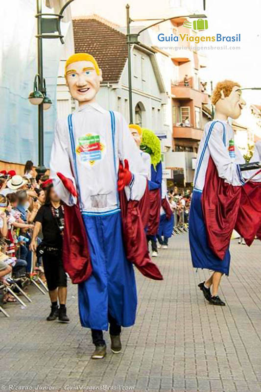 Imagem de grandes bonecos no desfile da Oktoberfest.