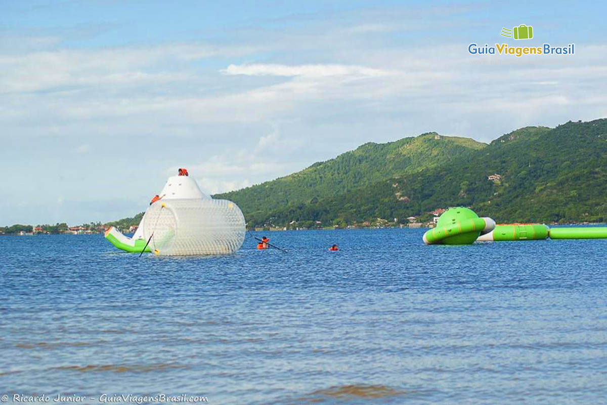 Imagem de brinquedos infláveis na linda Lagoa da Conceição.