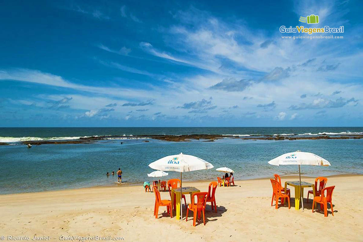 Imagem de cadeiras nas areias da Praia Barra São Miguel.