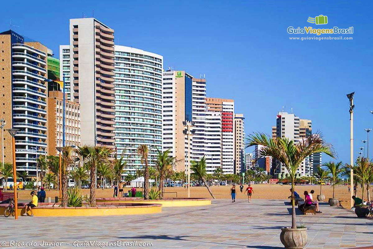 Imagem da orla da Praia do Centro em Fortaleza, ideal para prática de exercícios.