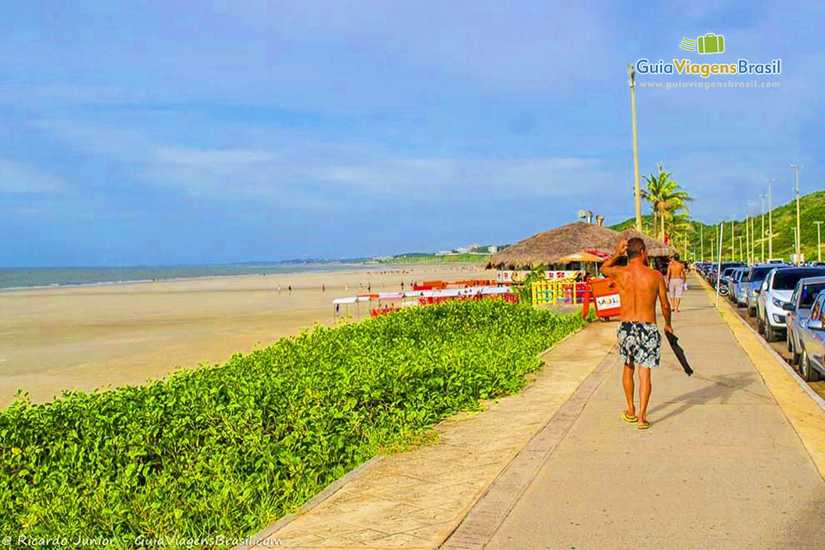 Imagem de pessoas caminhando no calçadão Praia São Marcos.