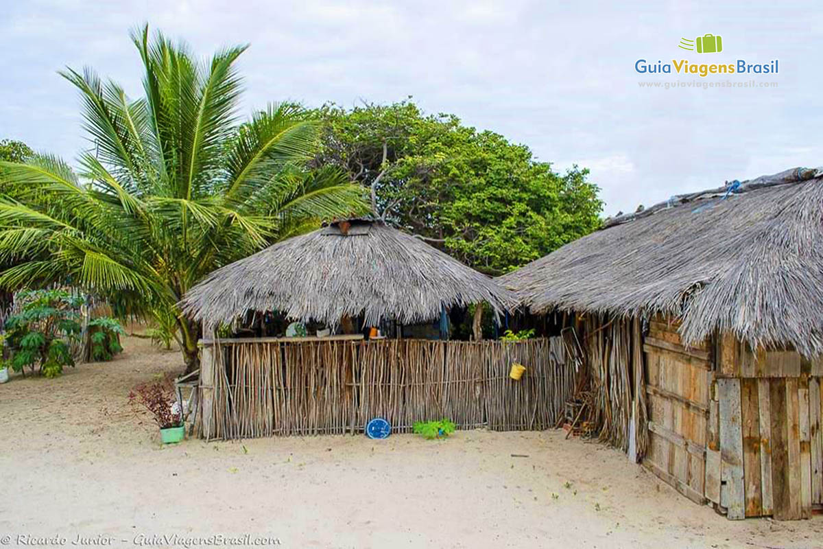 Imagem de uma casa de bambu e sapê em Santo Amaro do Maranhão.