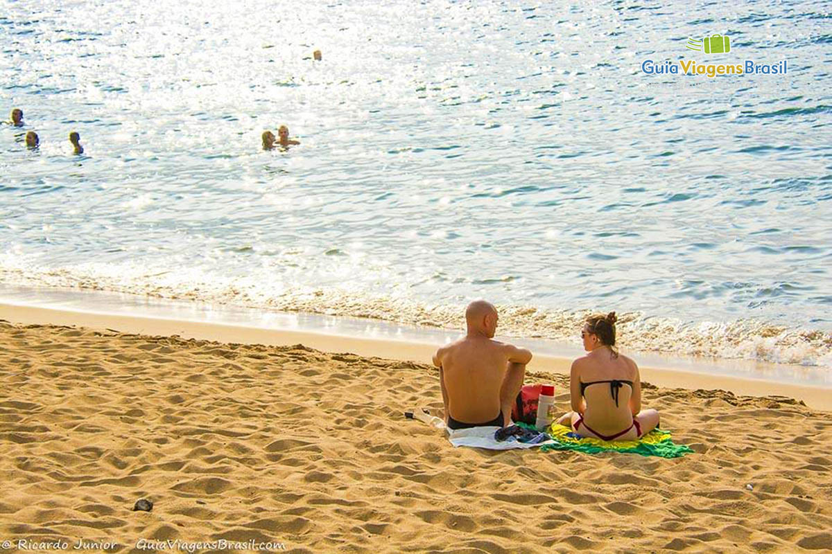 Imagem de casal nas areias da Praia Grande.