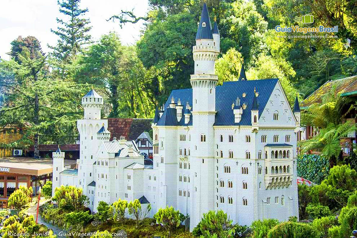 Imagem de um lindo castelo no Mini Mundo.