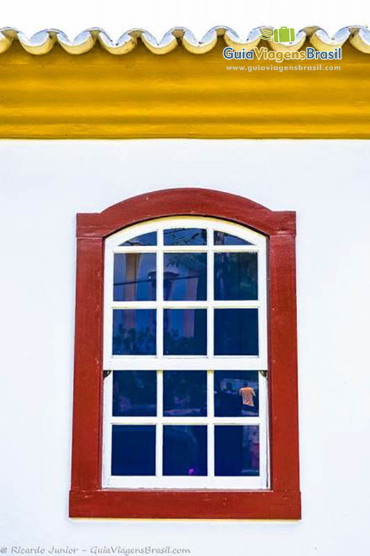 Imagem de uma janela azul e branca.