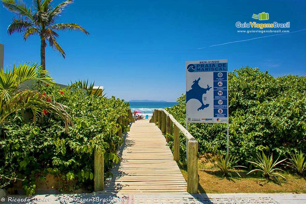 Imagem de uma placa dando boas vindas aos visitantes da Praia Mariscal.