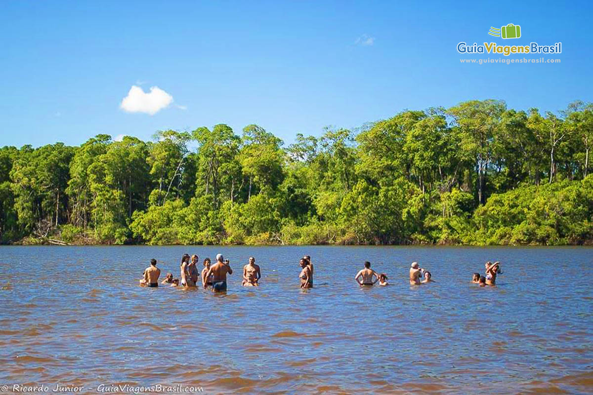Imagem de turistas se banhando nas águas do Circuito Caburé.