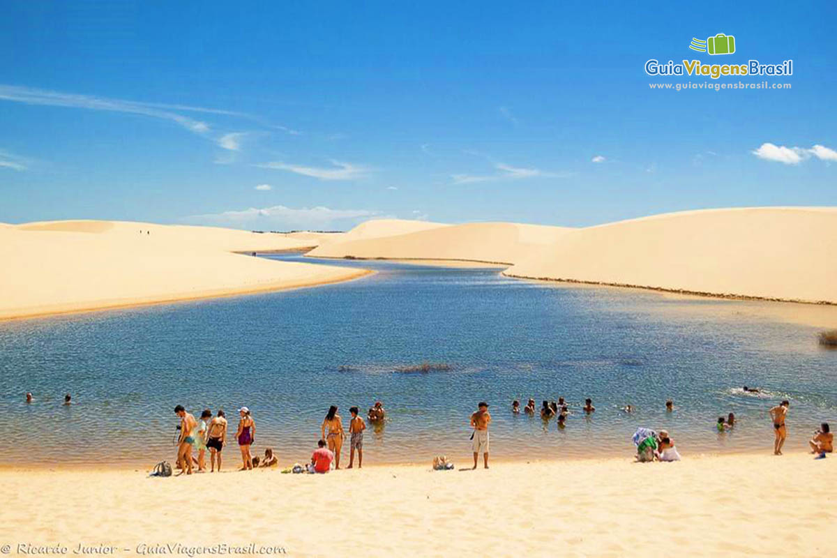 Imagem de turistas aproveitando as dunas e as águas do circuito.