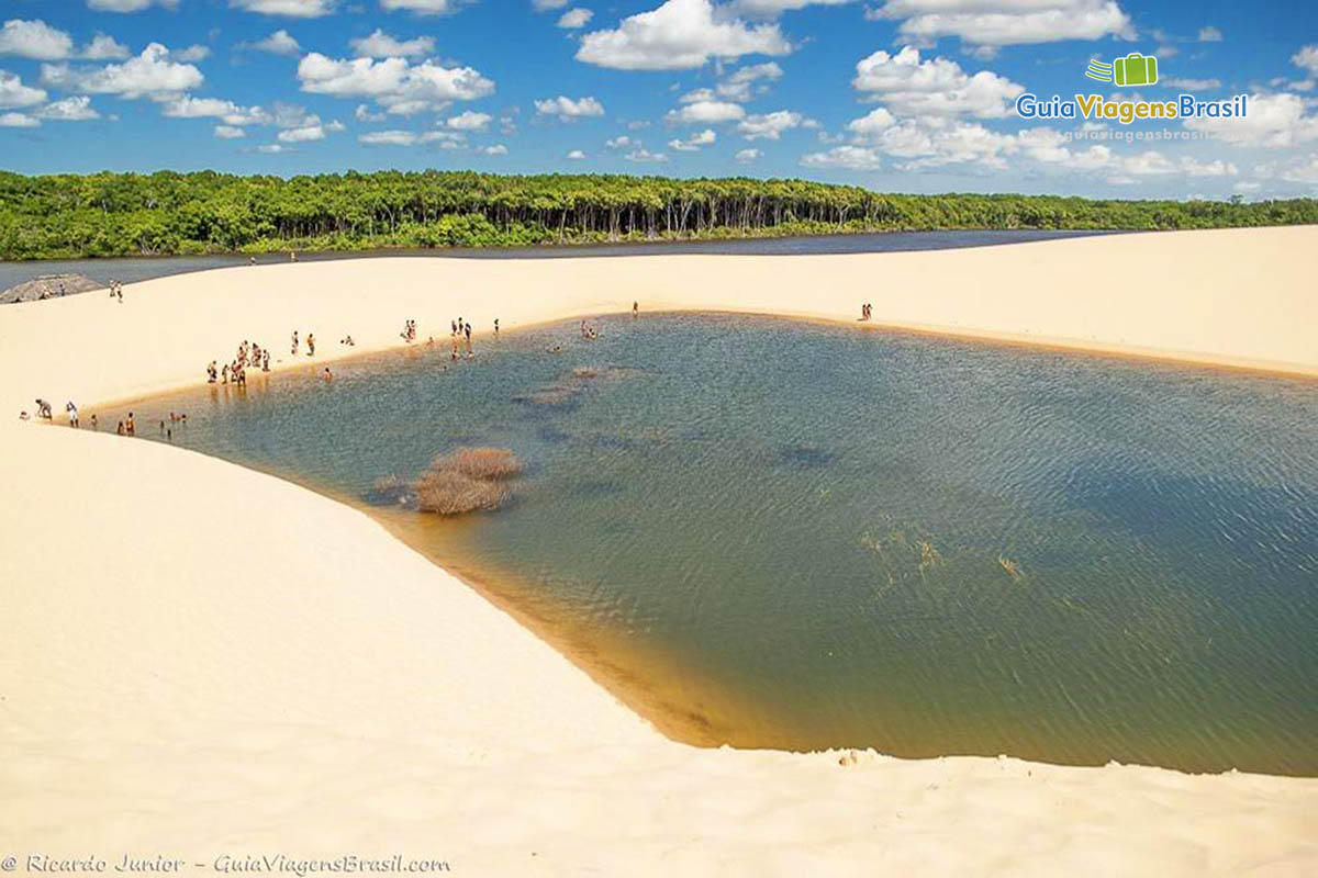 Imagem de imensidão de dunas e águas transparentes.