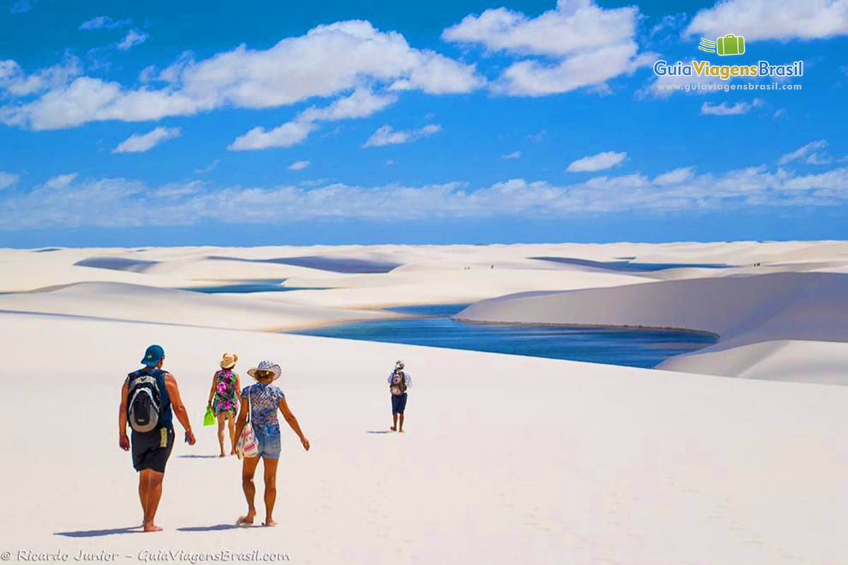 Imagem de uma família chegando nas dunas e no lindo Circuito Lagoa Bonita.