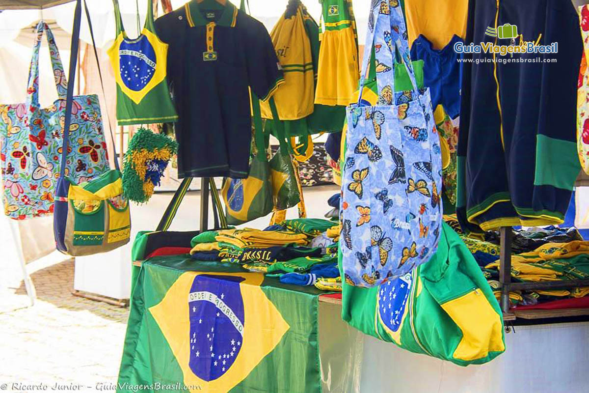 Imagem de uma barraca vendendo artigos com bandeira do Brasil.