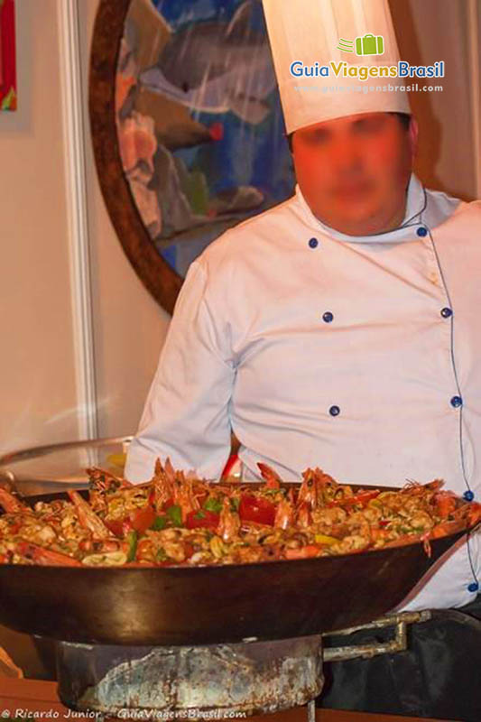 Imagem do chef mostrando sua deliciosa comida.