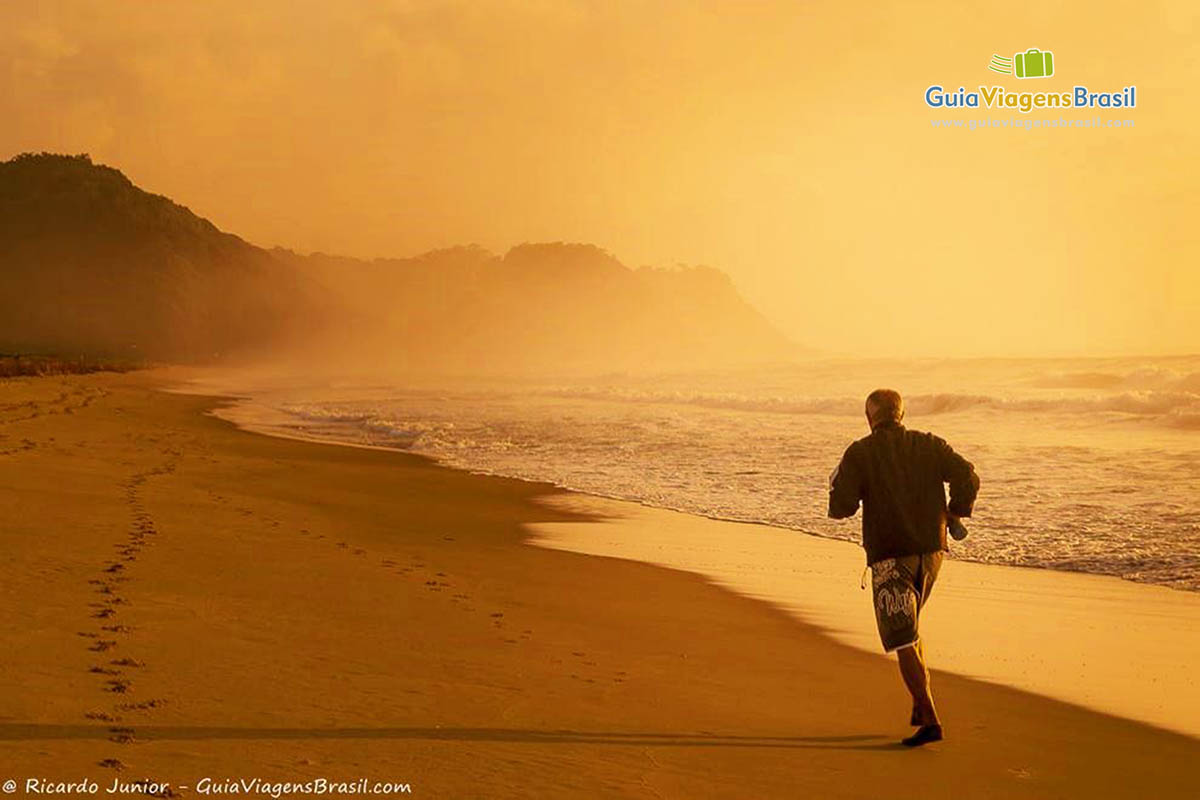 Imagem de uma pessoa se exercitando em uma linda tarde na Praia Brava.