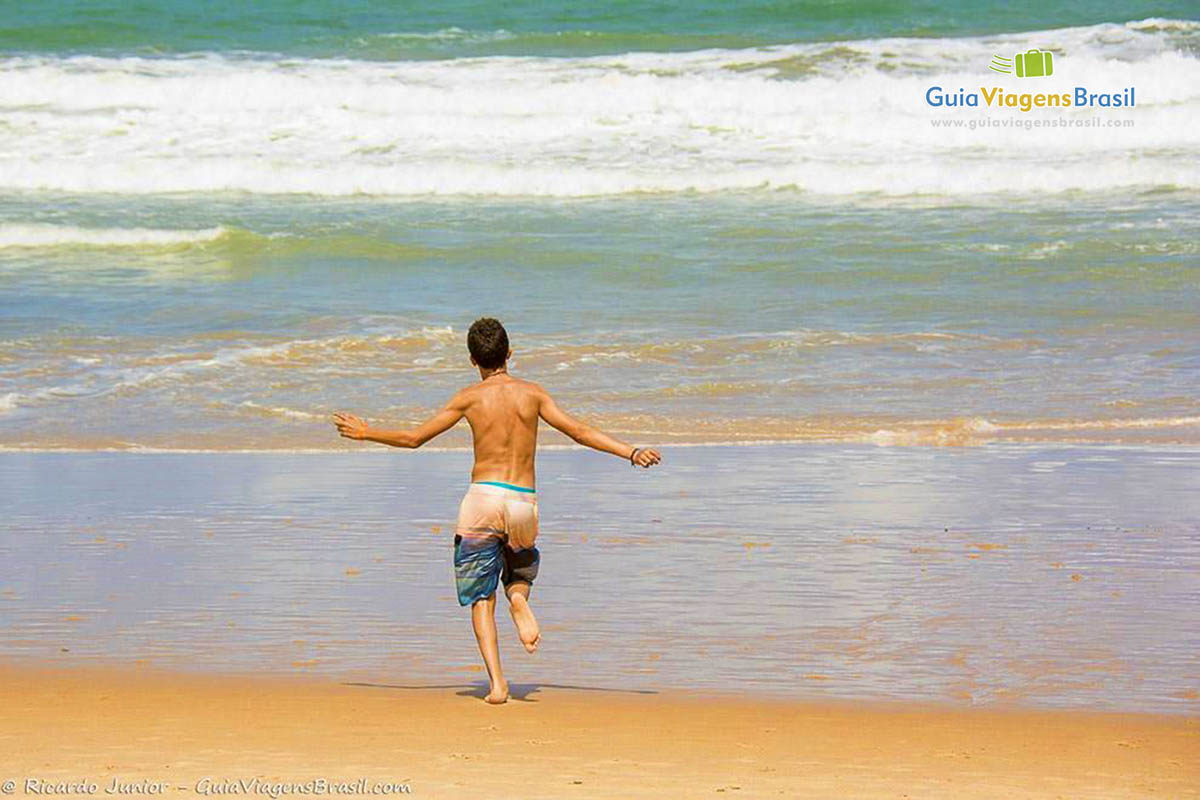Imagem de menino correndo pela linda Praia.