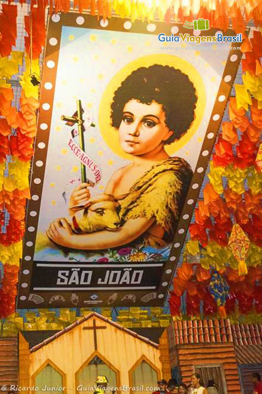 Imagem aproximada de São João na decoração do salão.