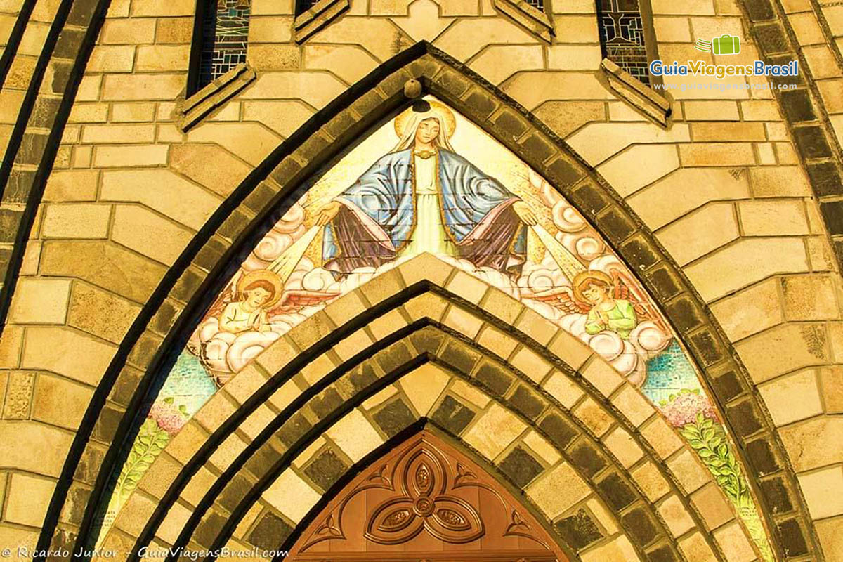 Imagem do desenho em cima da porta de entrada da igreja.