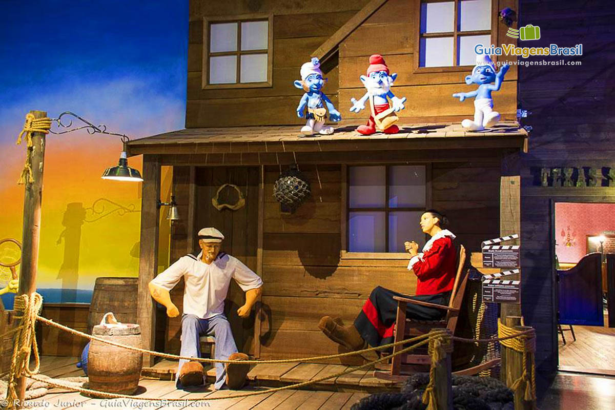 Imagem dos personagens do desenho animado, Popeye e Olívia Palito e os Smurfs. 