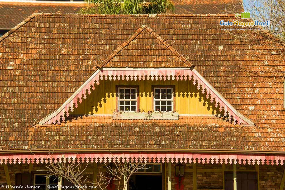 Imagem de detalhes da janela no telhado na bela casa em Gramado.