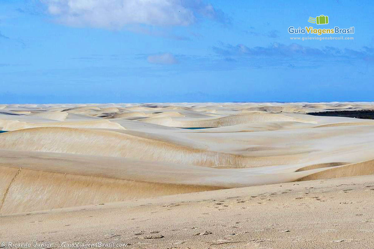 Imagem das dunas brancas feito algodão doce no circuito da Lagoa Bonita.