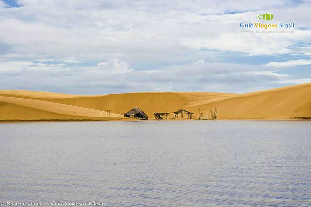 Imagem das águas translúcidas e dunas douradas do Circuito Cabure.