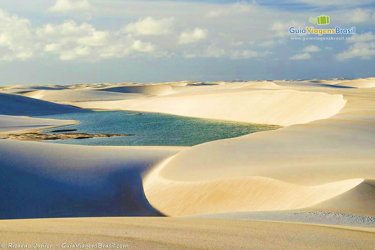 Imagem de belos contornos de areias brancas e águas do Circuito. 