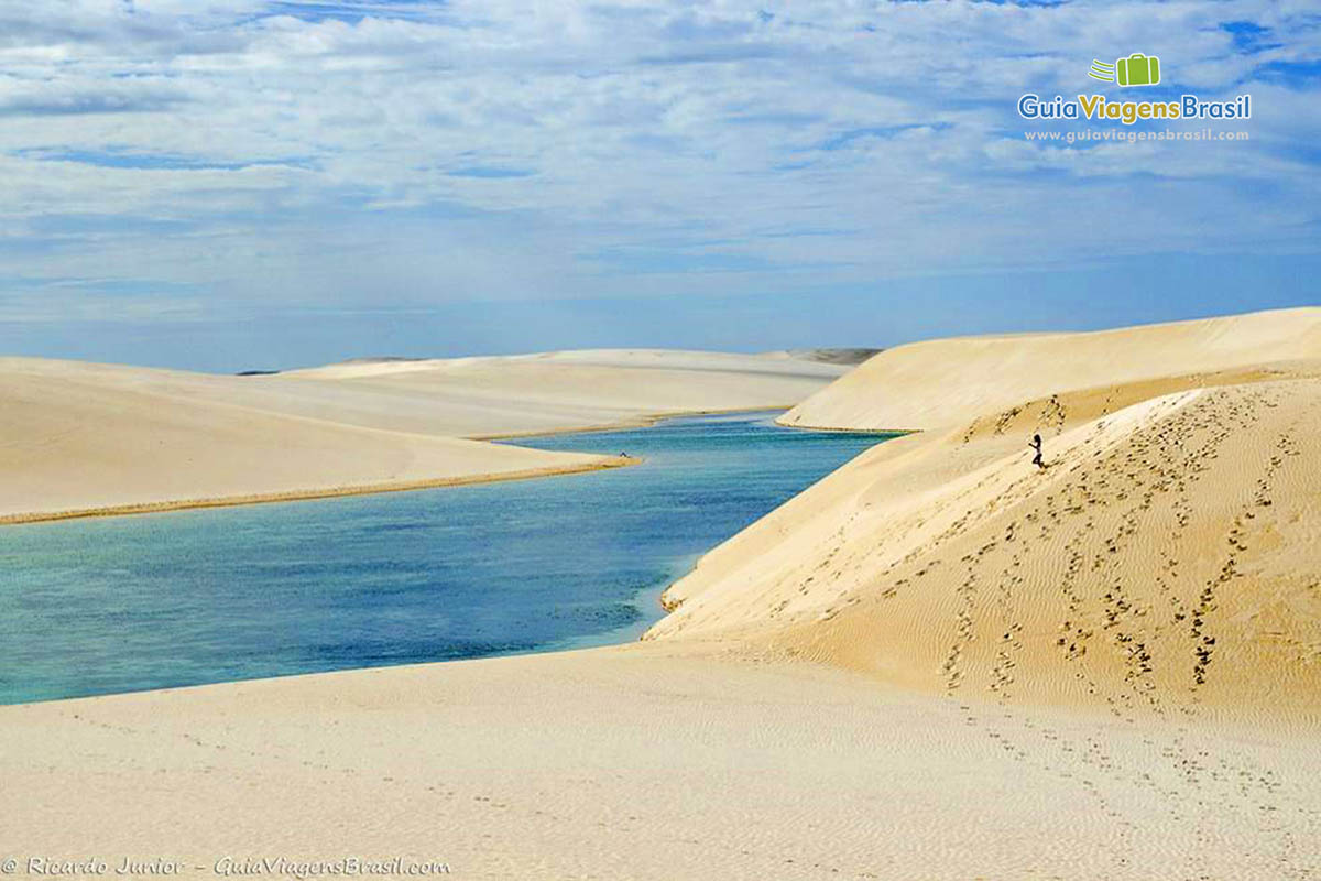 Imagem das dunas e águas da Lagoa Bonita. 