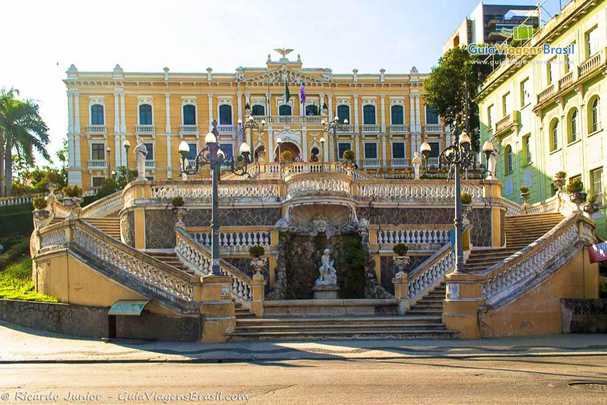 Imagem das escadarias e ao fundo o Palácio Anchieta, em Vitória.